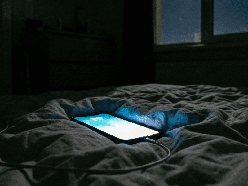 文獻閱讀|社群媒體對青少年心理健康的影響,不只是「少滑一點」這麼簡單